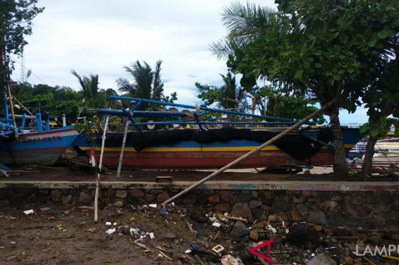 Warga Korban Tsunami Masih Berharap Bantuan Perahu