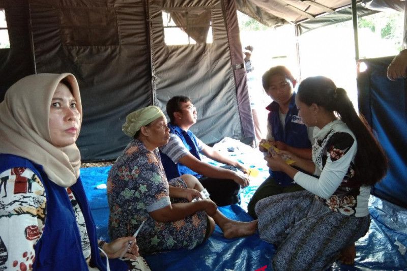 Tim Kesehatan PKBI-Dinkes Lamsel Layani Warga Terdampak Tsunami