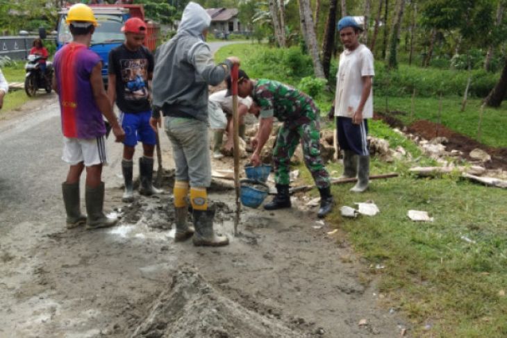 Babinsa Kepulauan Talaud bantu bangun saluran air