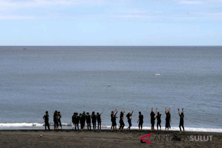 BUMN HADIR - Peserta SMN berwisata ke Pantai Tangkoko
