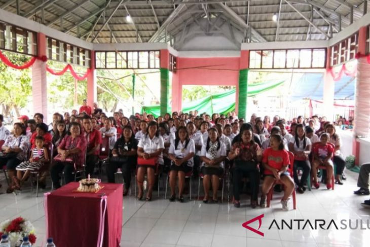 Bupati-Wabup Sitaro kunjungi Biaro serahkan bantuan sosial