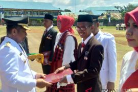 Wali Kota Baubau serahkan Satya Lencana