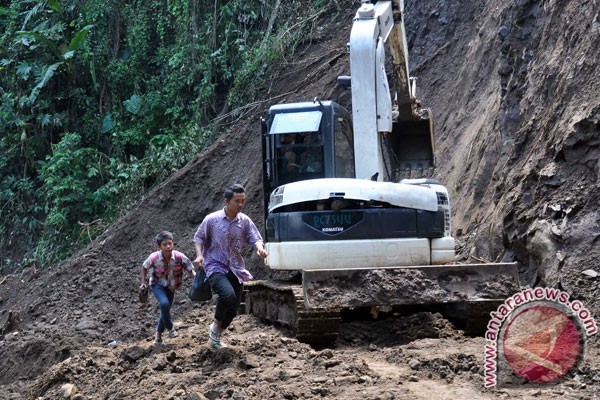 Longsor di Magelang akibatkan dua rumah rusak (VIDEO)