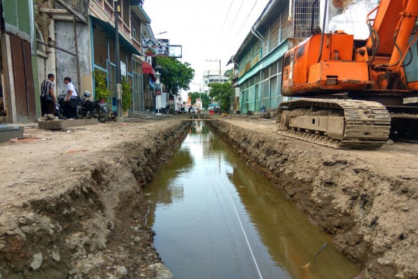 Proyek pengerjaan jalan dihentikan demi kelancaran mudik