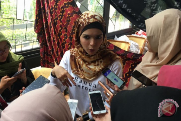 Desainer Vivi Zubedi pamerkan koleksi abaya di New York