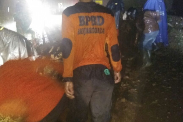 Tebing longsor tutup akses jalan di Banjarnegara