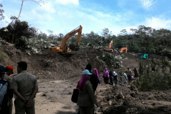 BPBD Banjarnegara amankan lokasi longsor dari kerumunan warga