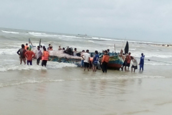 Dua nelayan selamat setelah perahunya diterjang ombak