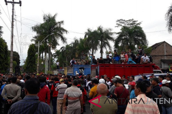 Pajak pasir dan batu melambung tinggi, sopir truk demo