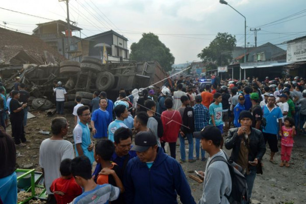 11 orang tewas di Brebes ketika truk tronton tabrak kendaraan dan rumah