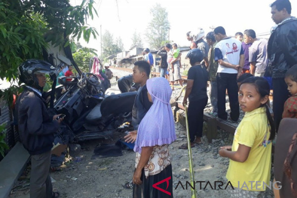 KA barang tabrak mobil pikap dua tewas