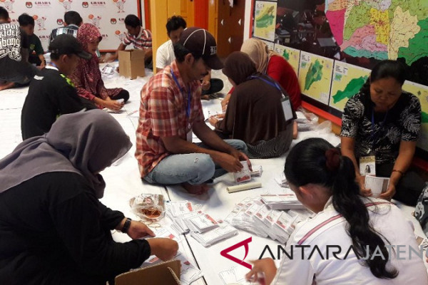 Libatkan warga, KPU Temanggung mulai sortir dan lipat surat suara pilkada