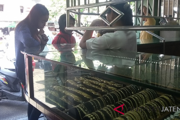 Jelang Lebaran, penjualan emas lesu