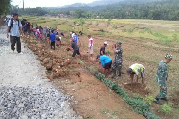 Warga-TNI bangun jalan di Sawangan Banyumas