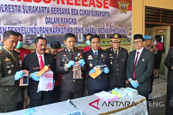 Dua kurir penyelundupan sabu dari luar negeri jalani pemeriksaan