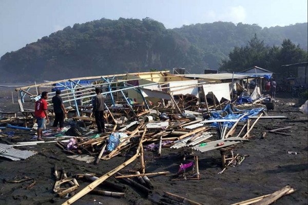 Gelombang tinggi rusak 48 warung di pantai Sodong Cilacap