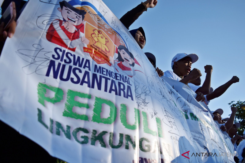 BUMN Hadir - Peserta SMN kampayekan pengurangan sampah plastik