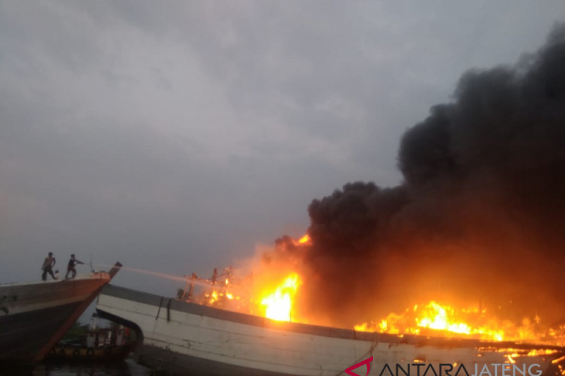 Lima kapal diperkirakan terbakar di Pati