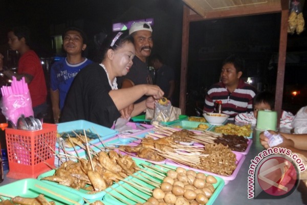 Usaha Warung Angkringan Pak Kumis, Hasilkan Rumah - ANTARA 