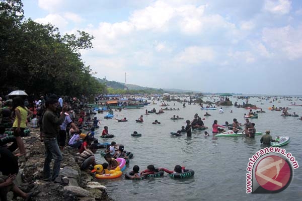 Warga Padati Tempat Wisata di Bandarlampung - ANTARA News 