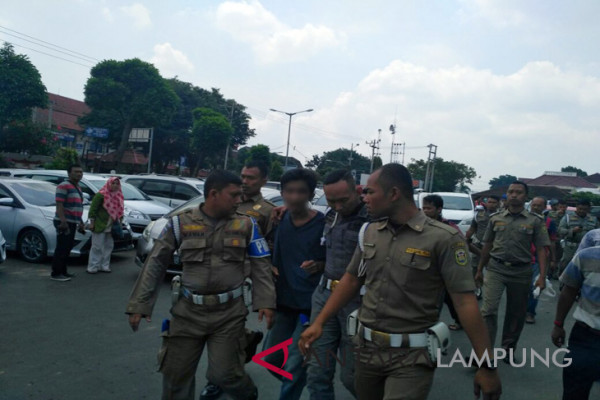 Seorang warga nekat pecahkan kaca gadung satu atap