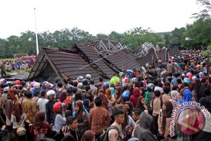 TRIBUN LAPANGAN AMBRUK DI GOWA