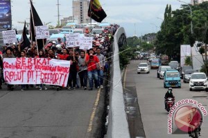 AKSI TUNTUT NASIONALISASI FREEPORT