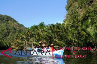 Lebih dekat dengan tukang perahu rammang-rammang