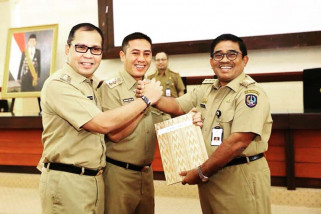 Gubernur imbau Wali Kota Makasar tidak merombak struktur