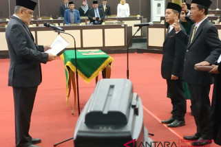 Ketua DPRD Sulsel lantik dua anggota baru