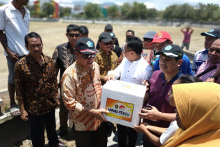 Menristekdikti serahkan bantuan Unhas untuk korban gempa