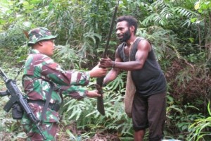 Satgas TNI Yonif 501 terima penyerarahn delapan pucuk senjata api