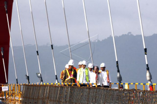Presiden Jokowi di jembatan Holtekam