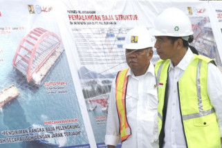 Presiden Jokowi dan Menteri PUPR terkait jembatan Holtekam