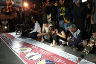 Pemuda Jayapura bakar lilin dukung pemberantasan terorisme
