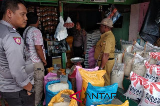 Polisi Mimika sita rastra di kios pedagang
