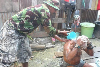Prajurit TNI tunjukkan kepeduliannya terhadap kakek buta