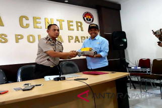 Polda Papua serahkan dua instrumen pesawat Dimonim