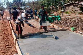 Babinsa Koramil Merauke bantu warga cor jalan