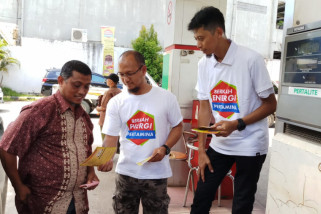 Pekerja Pertamina Maluku-Papua sapa pelanggan di SPBU