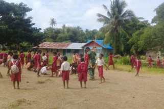 Babinsa Koramil Okaba ajak pelajar SD YPPK bersihkan lingkungan