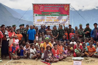 TNI berikan bahan makanan pokok kepada warga Kampung Bulangkop