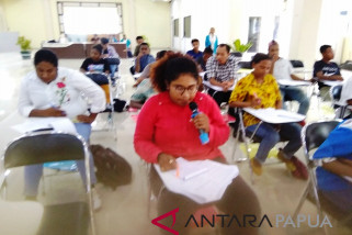 Mahasiswa IISIP Yapis Biak mengikuti