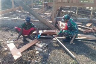 Babinsa Merauke bantu warga bangun rumah