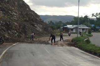 Material timbunan tutupi badan jalan di Sentani