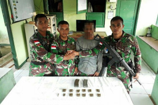 Warga perbatasan RI-PNG serahkan puluhan amunisi kepada TNI