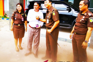 Kejaksaan Numfor bagi stiker pada hari antikorupsi sedunia